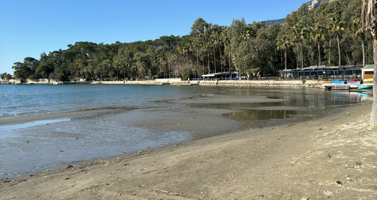 Akyaka’da deniz suyu 30 metre çekildi