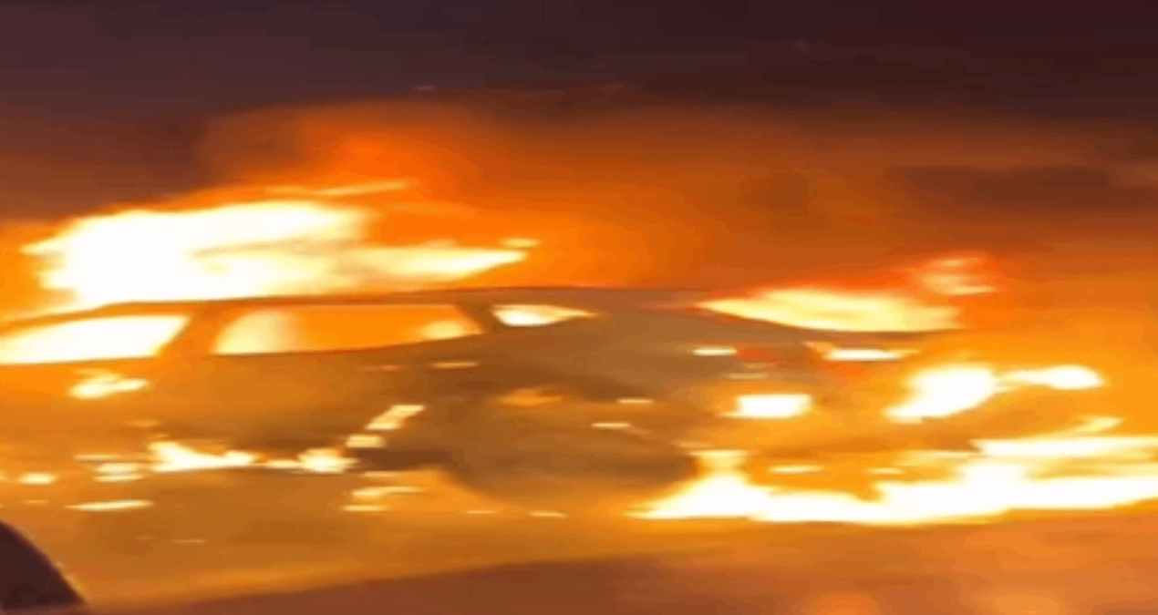 Bağcılar’da seyir halindeki araç alev topuna döndü