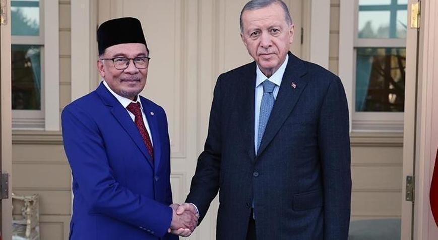 Cumhurbaşkanı Erdoğan Malezya’da resmi törenle karşılandı