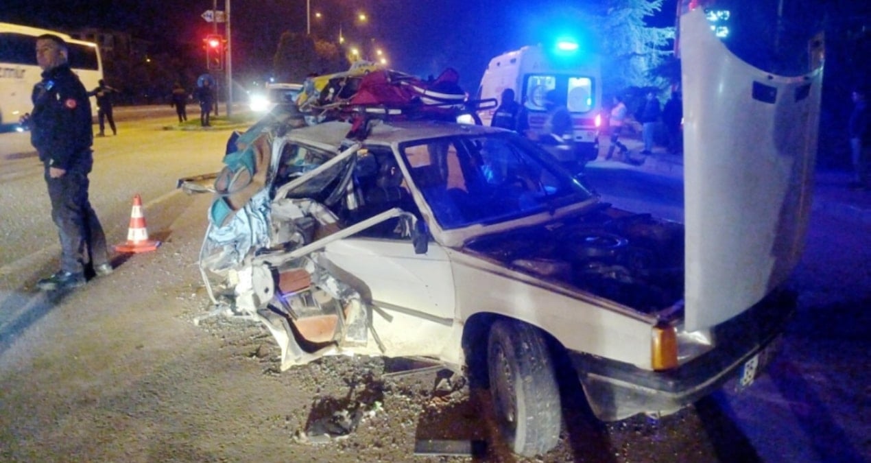 Gece yarısı feci kaza: 5 kişi yaralandı