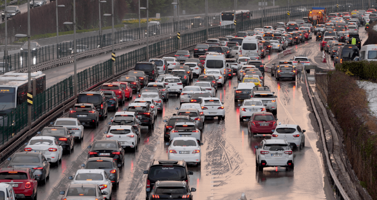İstanbul’daki kar yağışı trafiği kilitledi