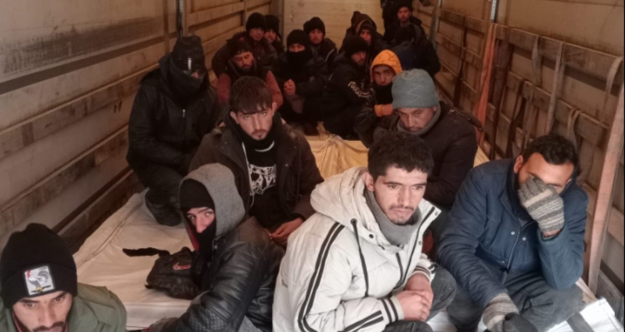 Kauçuk yüklü TIR’dan 24 kaçak göçmen çıktı
