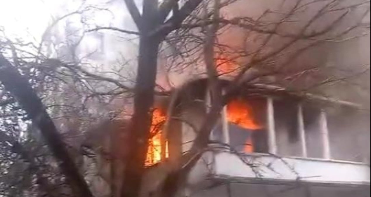 Küçükçekmece’de 2 katlı binada yangın: Dakikalarca mahsur kaldılar