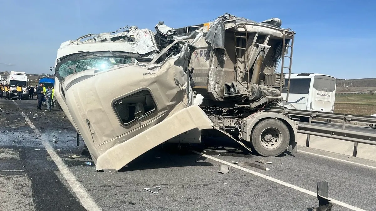 Tur otobüsüne TIR çarptı: 10 kişi yaralandı